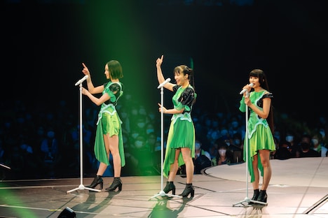 「Puppy love」をパフォーマンスするPerfume。（撮影：上山陽介）