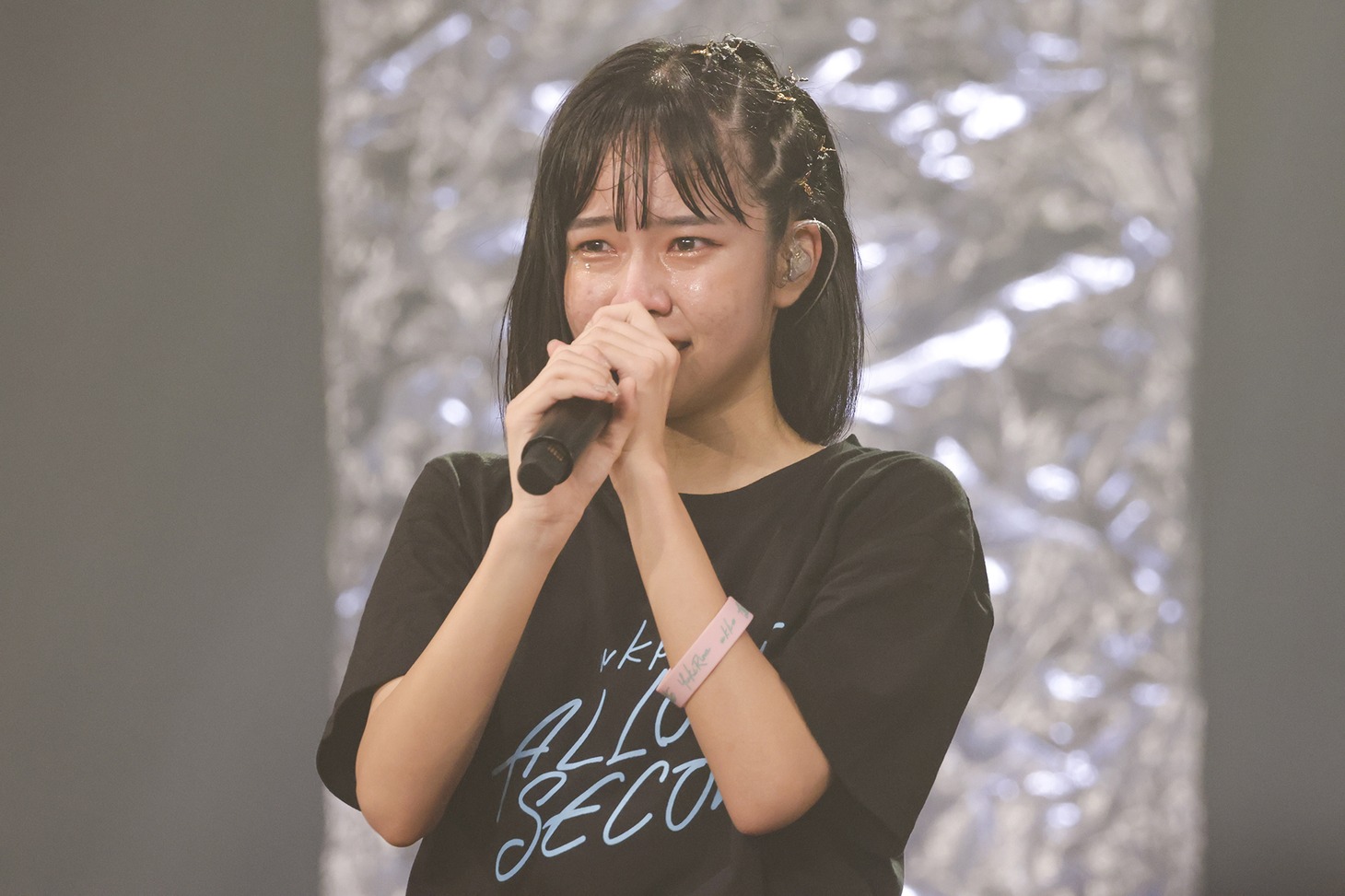 涙する結城りな。