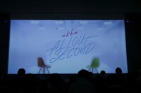 スクリーンに映された「ALLOUT SECOND」のロゴ。