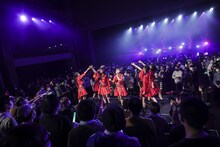 センターステージで歌うukka。