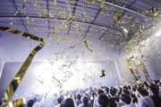 客席の頭上に放たれた金色のテープ。