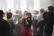 客席通路を移動する結城りな、村星りじゅ。