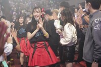 客席通路を移動する村星りじゅ、茜空。