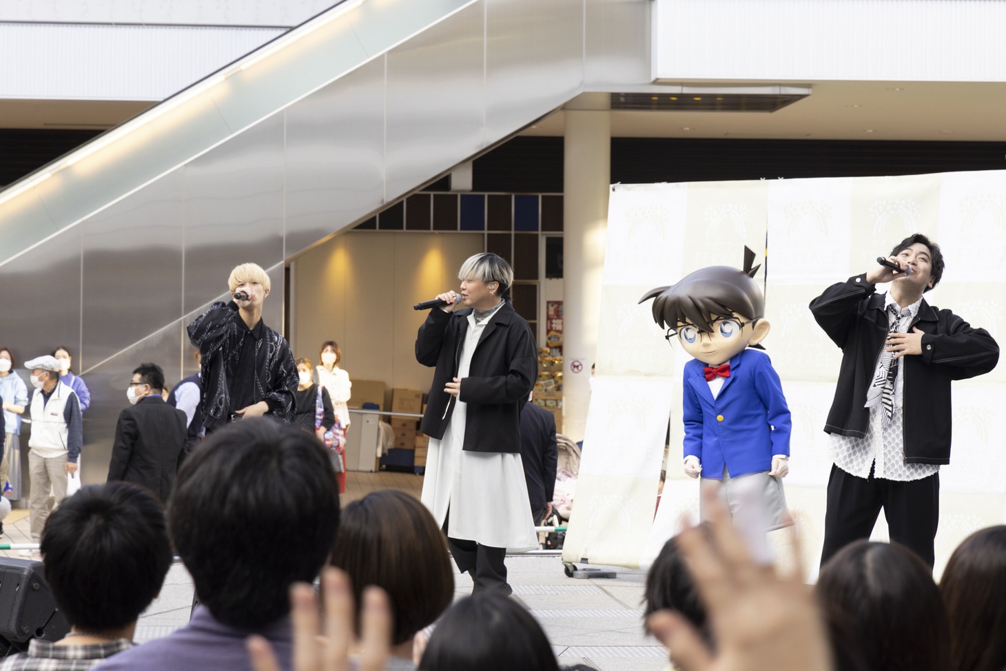 左からNARITO（all at once）、大野雄大（Da-iCE）、江戸川コナン、ITSUKI（all at once）。