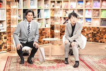 左から左から中澤佑二、大泉洋。