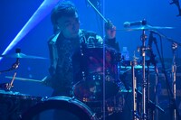 勢喜遊（Dr, Sampler）（写真提供：NHK）