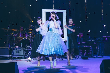 麻倉もも「LAWSON presents 麻倉もも Live Tour 2022 “Piacere!”」東京・中野サンプラザホール公演の様子。(撮影:大庭元)