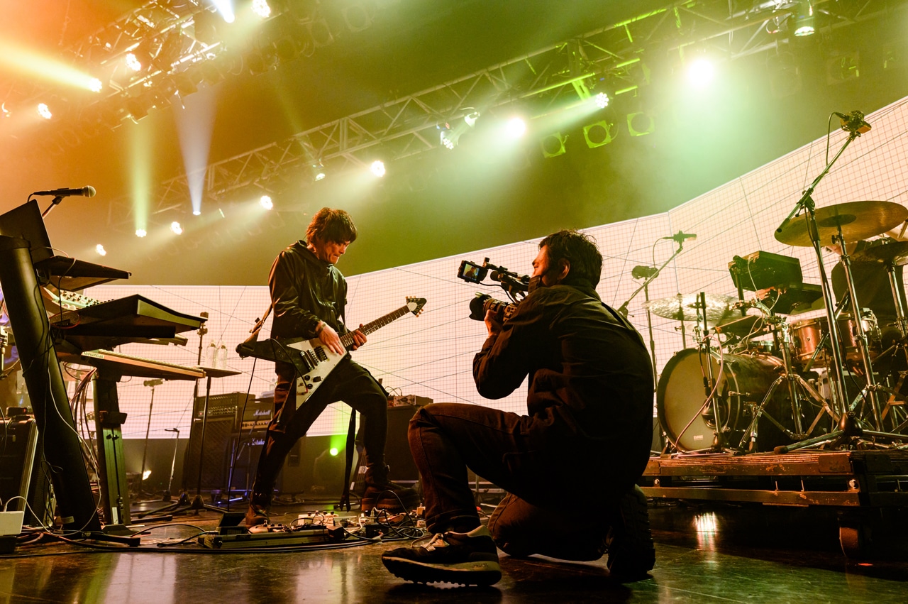 THE SPELLBOUNDのライブ撮影中の岩井正人。