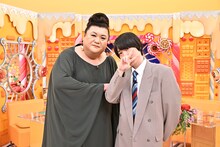 左からマツコ・デラックス、Night Temp。(c)TBS
