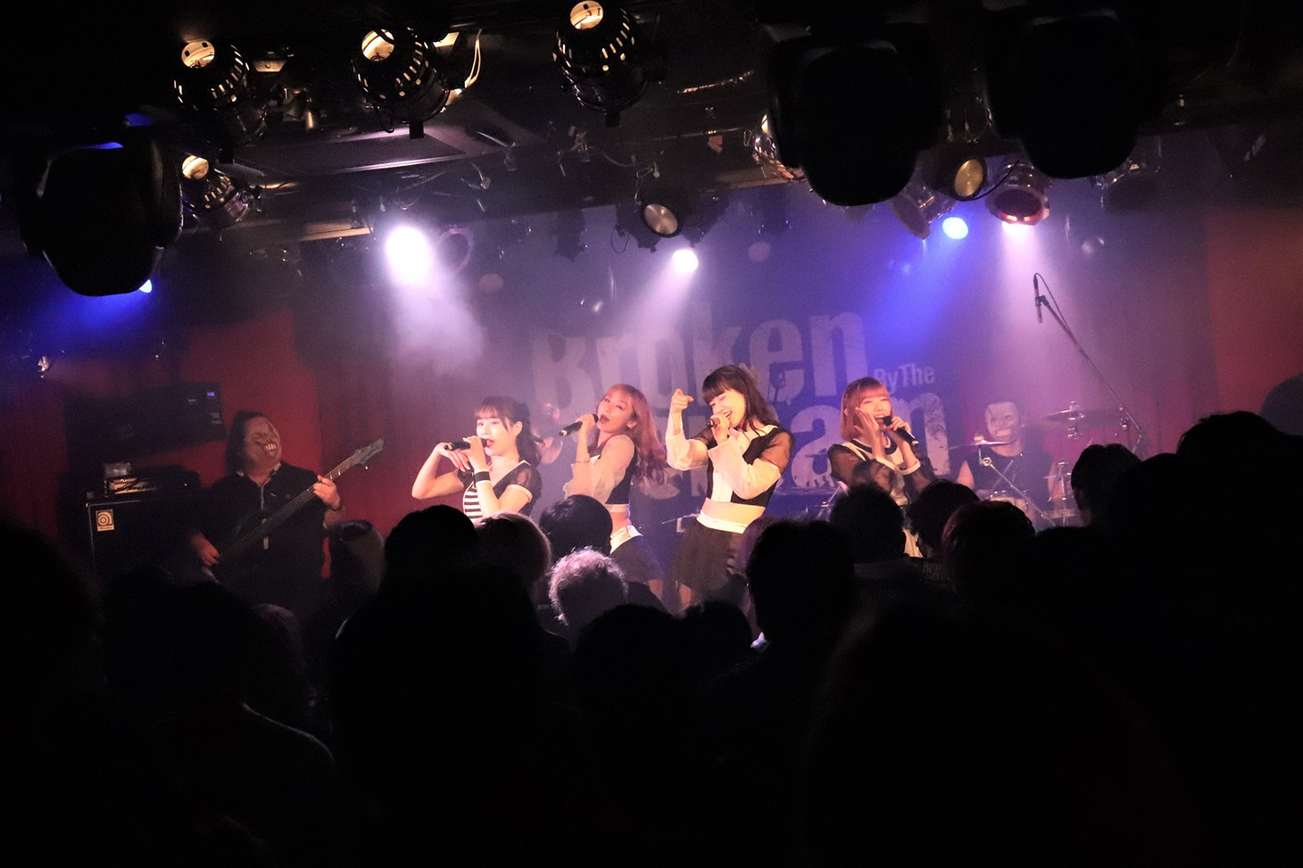 Broken By The Screamのライブの様子。