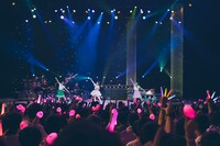 麻倉もも「LAWSON presents 麻倉もも Live Tour 2022 “Piacere!”」東京・中野サンプラザホール公演の様子。（撮影：大庭元）