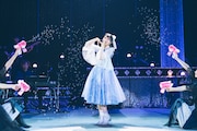 麻倉もも「LAWSON presents 麻倉もも Live Tour 2022 “Piacere!”」東京・中野サンプラザホール公演の様子。(撮影:大庭元)