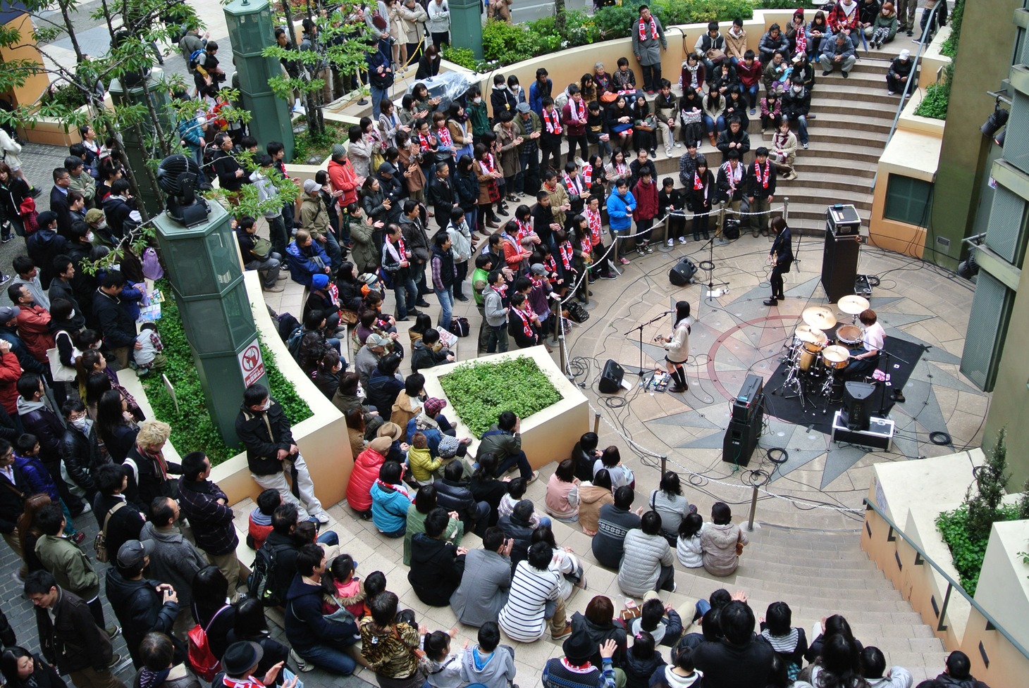 過去のSHISHAMOフリーライブの様子。