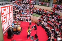 過去のSHISHAMOフリーライブの様子。