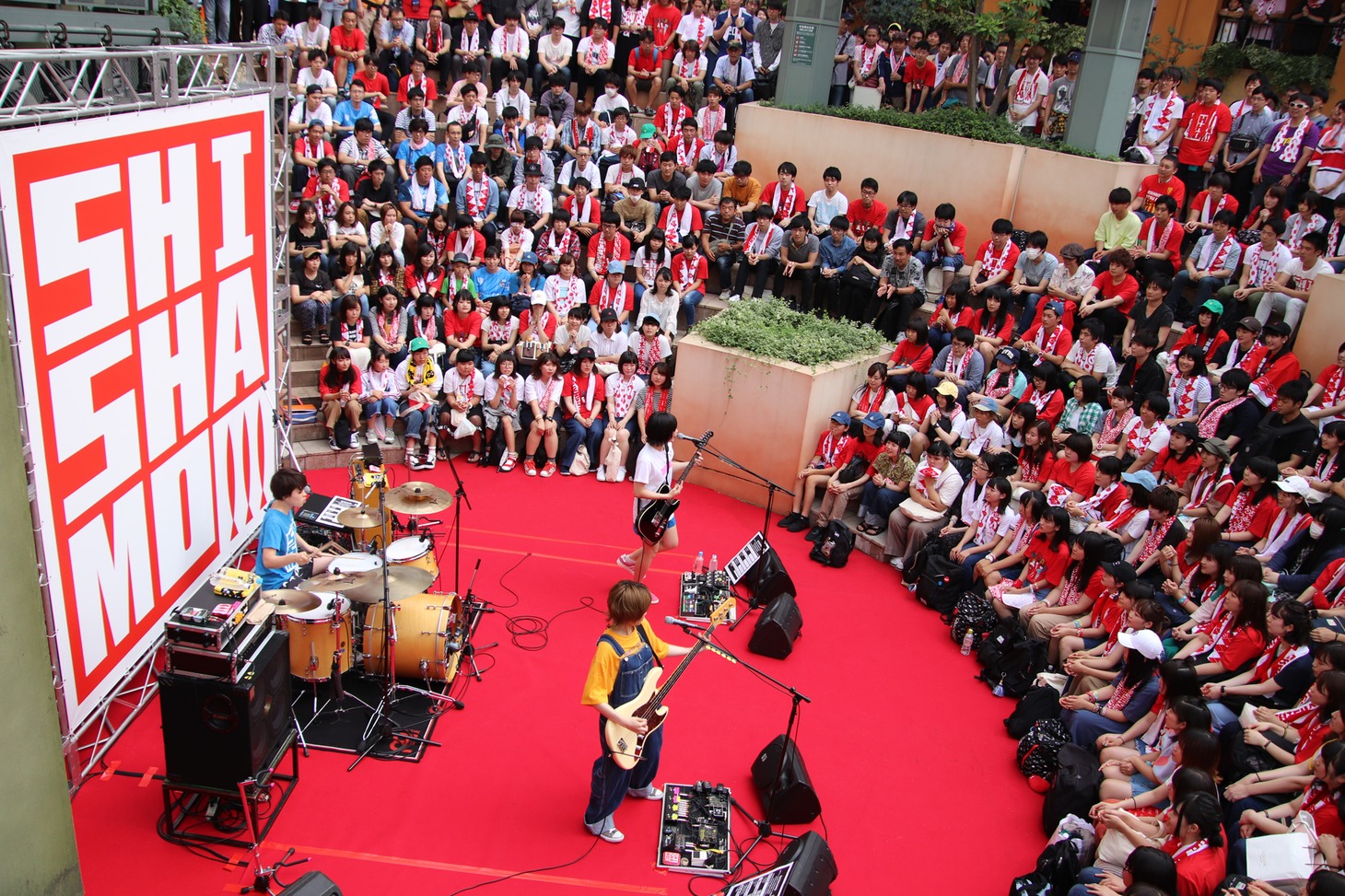 過去のSHISHAMOフリーライブの様子。