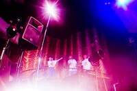 左からchelmico、真空ジェシカ・ガク。（撮影：橋本優）