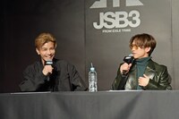 岩田剛典（左）挨拶のトーンについてクレームを入れるNAOTO（右）。