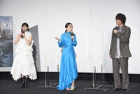 左から早見沙織、百田夏菜子、浪川大輔。