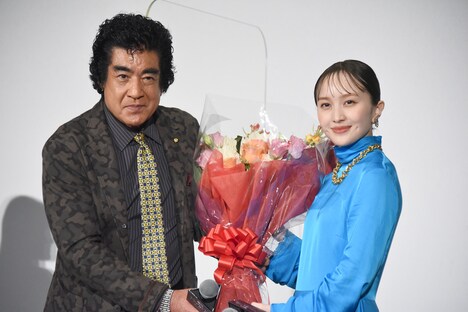 藤岡弘、（左）から花束を受け取った百田夏菜子（右）。