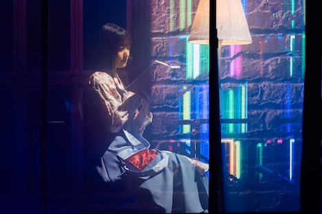 本を読む大園玲。（撮影：上山陽介）