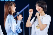 見つめ合う菅井友香（左）と土生瑞穂（右）。（撮影：上山陽介）