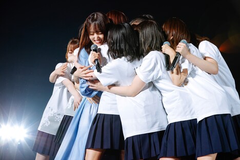 菅井友香に抱きつく櫻坂46 2期生。（撮影：上山陽介）
