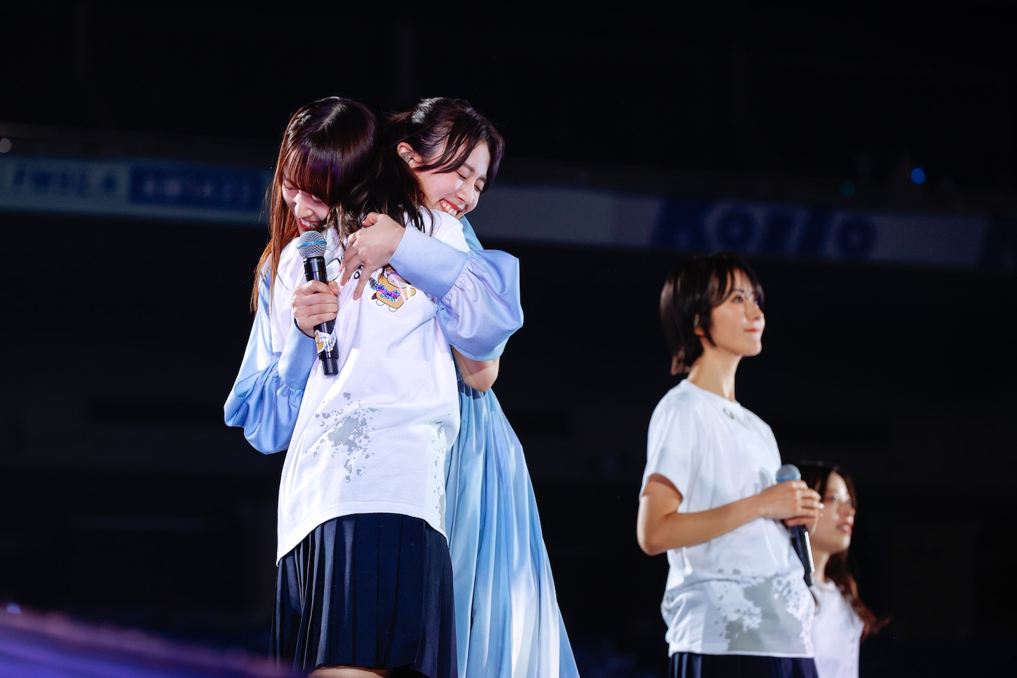 抱き合う菅井友香と小林由依。（撮影：上山陽介）