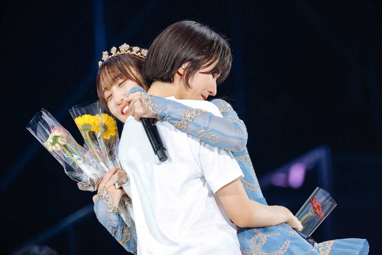 抱き合う菅井友香と土生瑞穂。（撮影：上山陽介） - 櫻坂46菅井