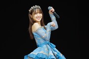 「がんばりき」ポーズでステージを去る菅井友香。（撮影：上山陽介）