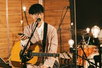 スマートフォンでファンから寄せられたコメントをチェックするオーイシマサヨシ。（撮影：曽我美芽）