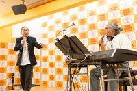 スクウェア・エニックスのスタッフと話す植松伸夫。