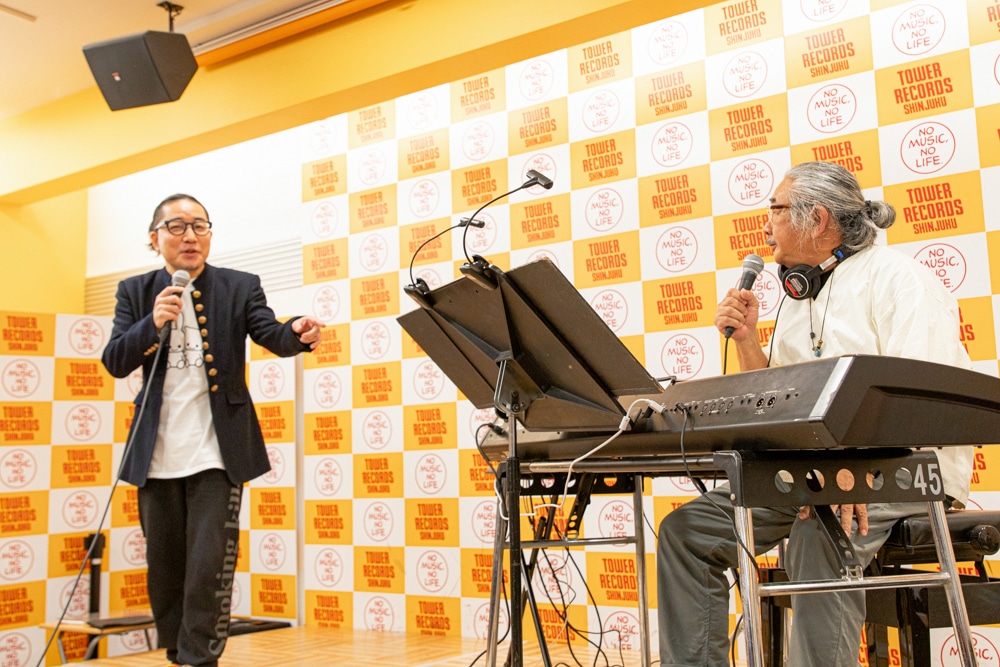 スクウェア・エニックスのスタッフと話す植松伸夫。