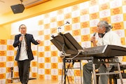 スクウェア・エニックスのスタッフと話す植松伸夫。