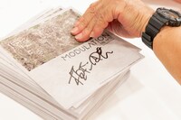 来場者に配布されたサイン入りの特典。