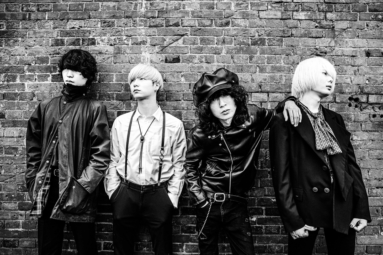 WOMCADOLE。右から2番目が樋口侑希（Vo, G）。