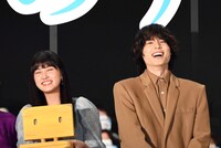 左から原菜乃華、松村北斗（SixTONES）。