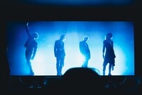 THE LAST ROCKSTARSのミュージックビデオのワンシーン。