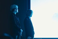 完成したばかりのMVを観るMIYAVIとYOSHIKI。