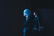完成したばかりのMVを観るHYDEとSUGIZO。