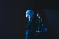 完成したばかりのMVを観るHYDEとSUGIZO。