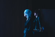 完成したばかりのMVを観るHYDEとSUGIZO。