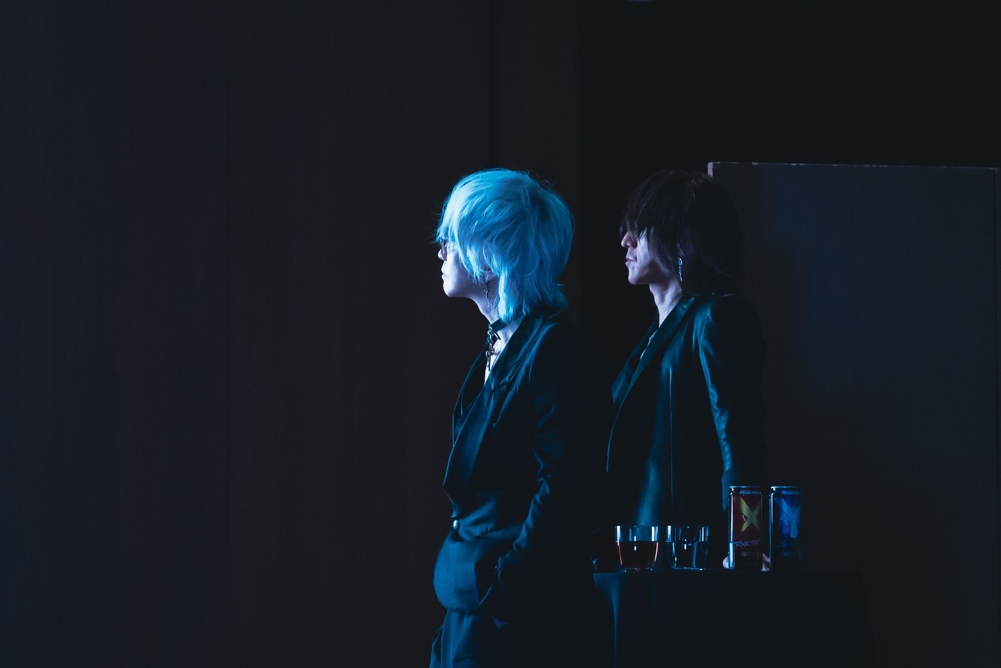 完成したばかりのMVを観るHYDEとSUGIZO。