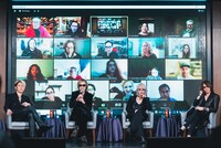 質問に答えるTHE LAST ROCKSTARSのメンバーたち。