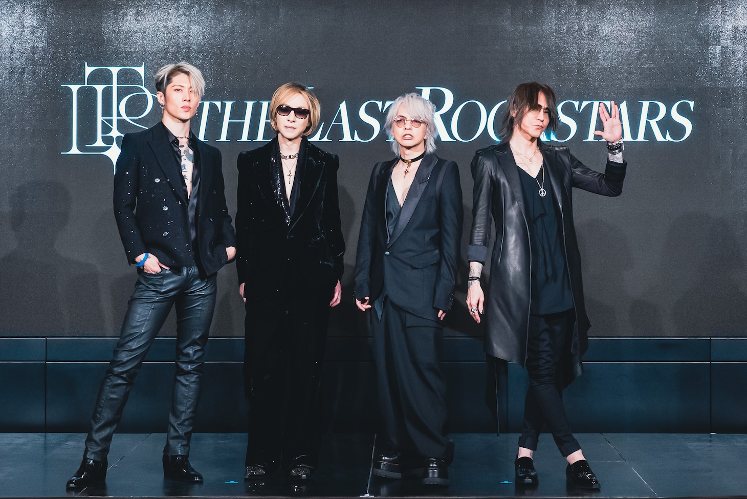 人気画像4位は「YOSHIKI×HYDE×SUGIZO×MIYAVIのバンド結成理由とは？世界に飛翔するTHE LAST ROCKSTARS会見」より、THE LAST ROCKSTARS。左からMIYAVI、YOSHIKI、HYDE、SUGIZO。
