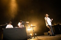 左からパソコン音楽クラブ、藤井隆。