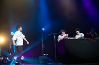 パソコン音楽クラブのサウンドに乗せて軽やかにステップを踏む藤井隆（左）。