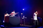 藤井隆（右）に念を送るパソコン音楽クラブ。