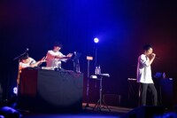 藤井隆（右）に念を送るパソコン音楽クラブ。