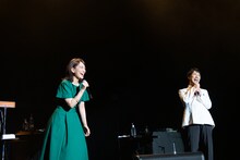 左からKAKKO（鈴木杏樹）、藤井隆。
