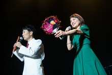 左から藤井隆、KAKKO（鈴木杏樹）。2人が手にしているのは、ファンが手作りした応援用うちわ。